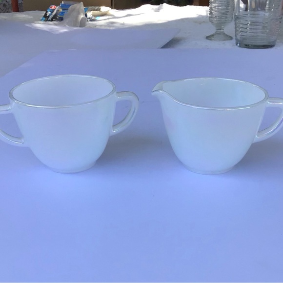 Elegant Iridesant white pearl by the Federal Glass Co.,in the Moon Glow Pattern. - Picture 1 of 5